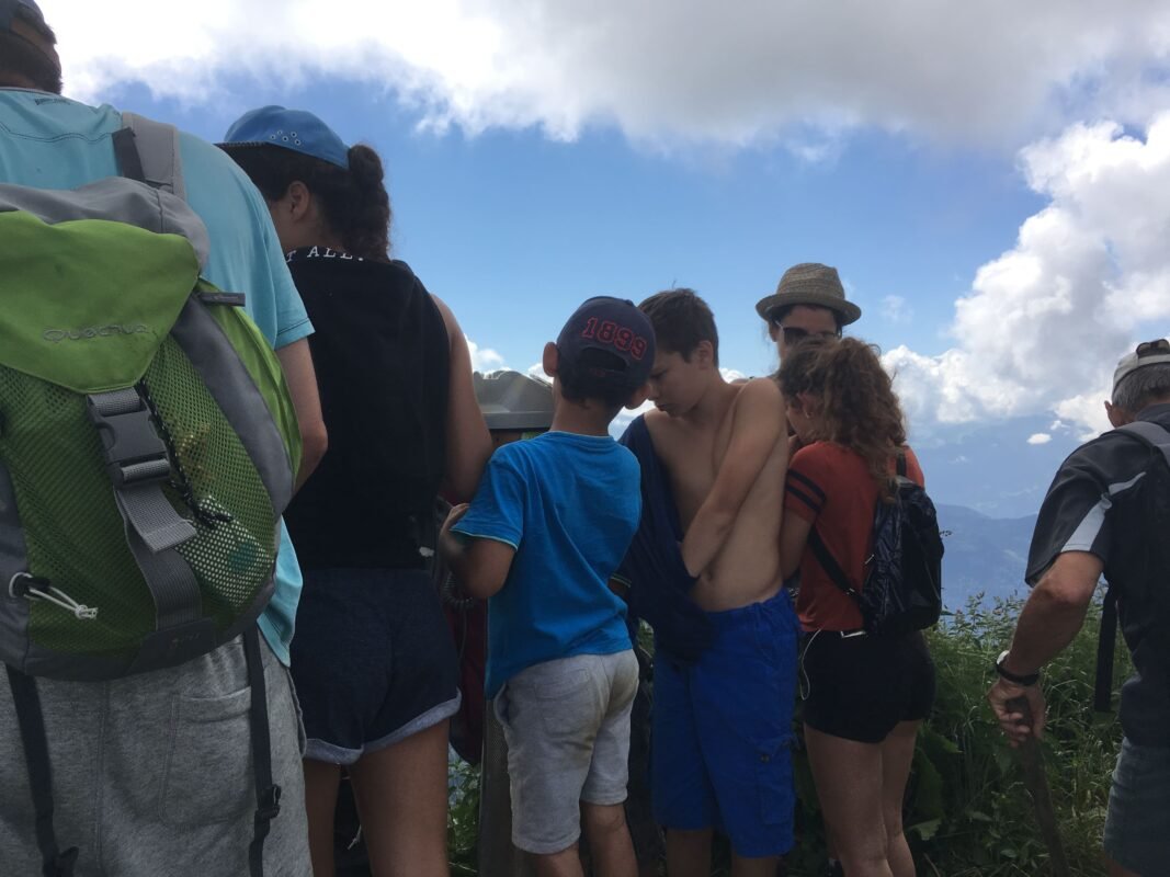 Un artiste installe un téléphone en haut d'une montagne de 2000 mètres 2 Un téléphone en haut d'une montagne