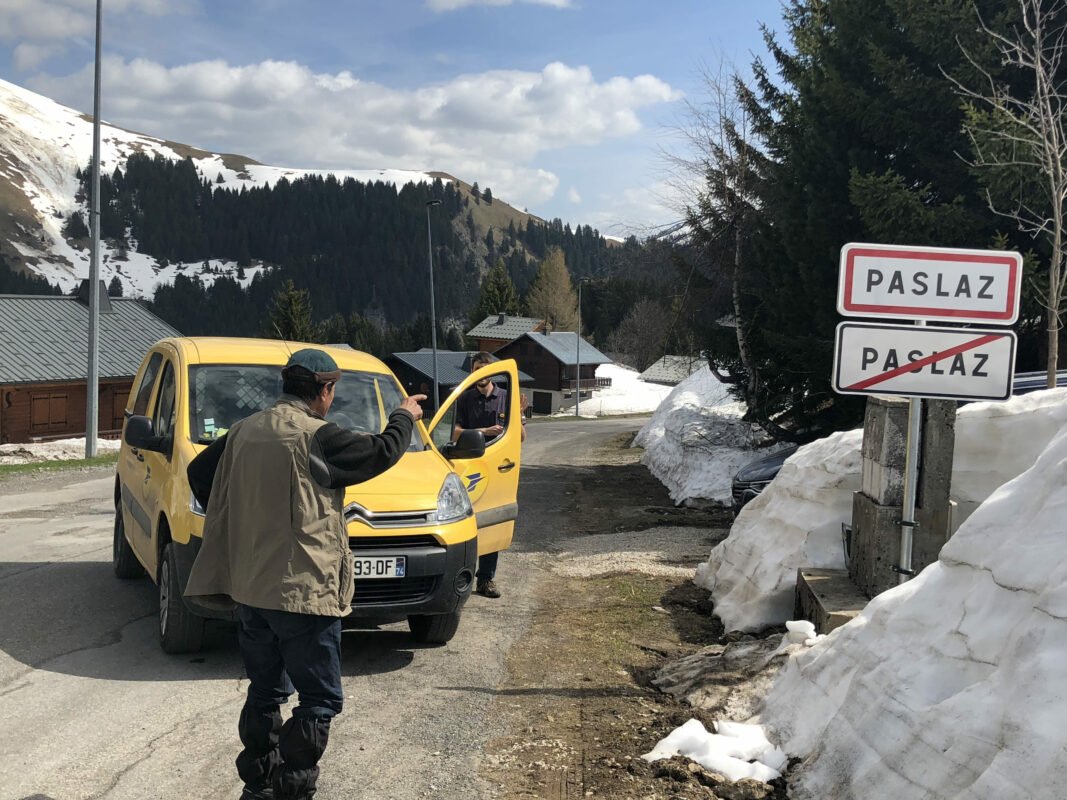 Un artiste installe des panneaux indicateurs incroyables 2 Ville de Paslaz